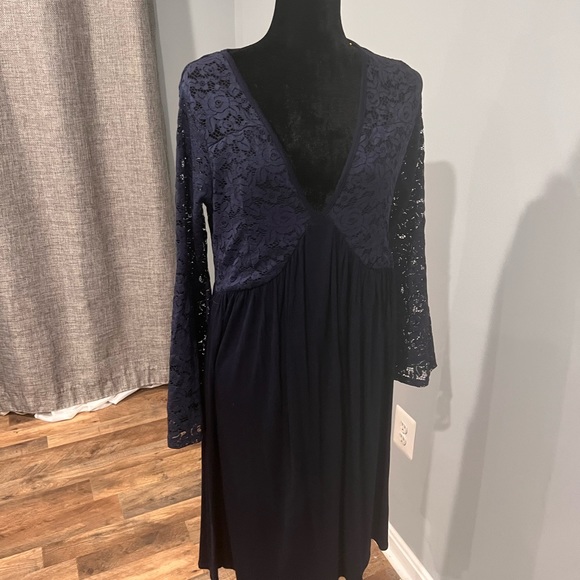 Dresses & Skirts - Lace navy low cut dress💙
Stunning navy low cut dress! never worn!